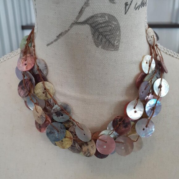 Guess multi-colour shell button necklace 🐸 - Picture 2 of 6